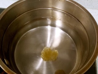 3、青柠百香果热饮,取一小奶锅，倒入清水和冰糖，煮沸，冰糖溶化。