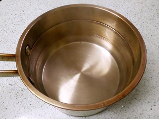 4、青柠百香果热饮,冰糖水离火晾至微烫。