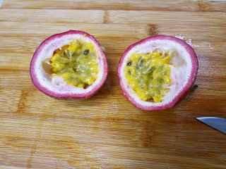 5、青柠百香果热饮,晾冰糖水的时候进行下一步的操作。百香果对半切开。