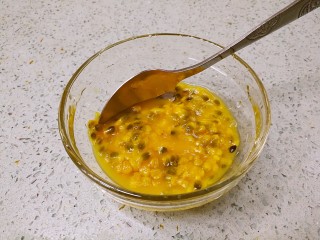 6、青柠百香果热饮,用勺子挖出果肉。