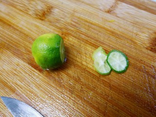 7、青柠百香果热饮,小青柠冲洗干净，切去两端弃用。