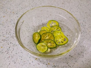 8、青柠百香果热饮,把小青柠切成薄片。