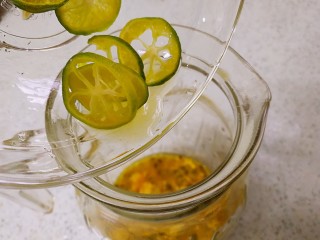 10、青柠百香果热饮,倒入青柠片。