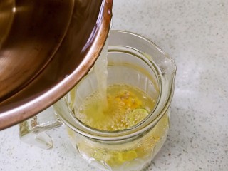 11、青柠百香果热饮,倒入还微烫的冰糖水。