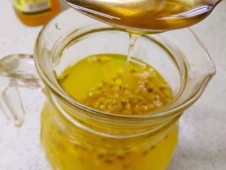 12、青柠百香果热饮,加入一茶匙蜂蜜。