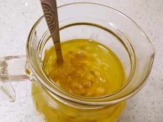 13、青柠百香果热饮,调匀。