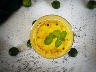 14、青柠百香果热饮,倒出杯子后，加两片薄荷叶装饰。