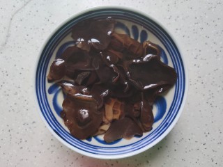 2、木耳炒山药,木耳需要提前两小时泡发