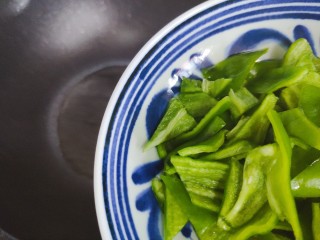 9、木耳炒山药,待锅内油热,下青椒