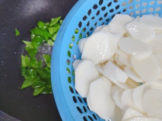 11、木耳炒山药,加入山药(沥干水分)