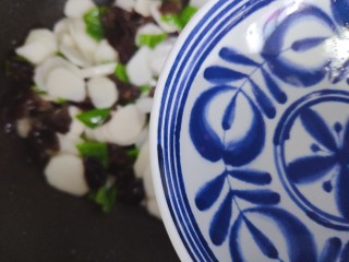 14、木耳炒山药,加小半碗热开水