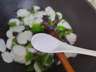 16、木耳炒山药,待锅内汤汁差不多收紧,加一小勺细盐