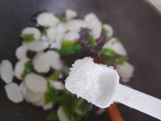 17、木耳炒山药,加一丢丢细砂糖,翻炒均匀即可