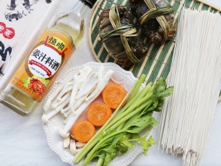2、美食丨螃蟹烩面 吃到连一滴汤都不浪费～,准备食材：大闸蟹2只、一把面条，海鲜菇适量，胡萝卜半截，西芹一小把，蒜粒5颗。