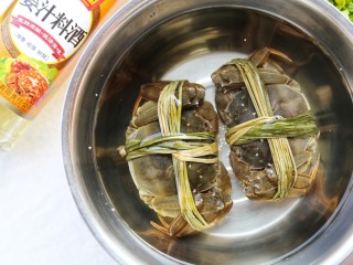 3、美食丨螃蟹烩面 吃到连一滴汤都不浪费～,盆中加入半盆水，加入三勺料酒，将螃蟹放入其中浸泡15分钟。