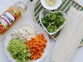 5、美食丨螃蟹烩面 吃到连一滴汤都不浪费～,海鲜菇，胡萝卜，芹菜洗净切成小段，蒜切末。