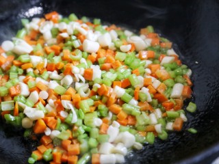 6、美食丨螃蟹烩面 吃到连一滴汤都不浪费～,热锅热油，加入切好的素菜，大火翻炒熟后盛出待用。