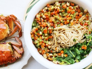 11、美食丨螃蟹烩面 吃到连一滴汤都不浪费～,捞出螃蟹，面条沥干水，将汤倒入面条中。铺上炒好的素菜。