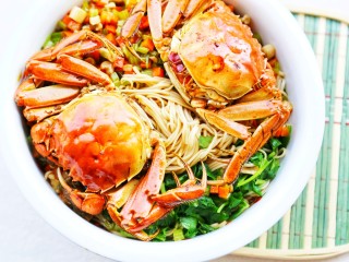 12、美食丨螃蟹烩面 吃到连一滴汤都不浪费～,摆上蟹，完美。