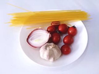 1、番茄意大利面,将意大利面，番茄，大蒜，洋葱准备好