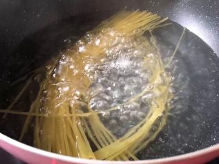 2、番茄意大利面,锅里放水烧开，将意大利面放入煮10分钟