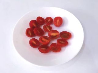 3、番茄意大利面,将番茄洗净后从中间切开