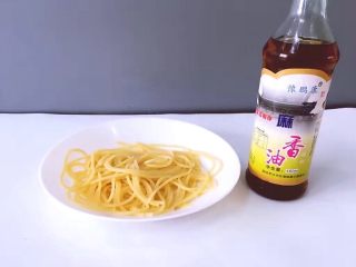 4、番茄意大利面,将煮好的意大利面捞出淋上香油