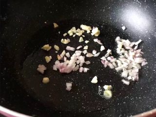 5、番茄意大利面,将洋葱大蒜洗净后切碎锅里放油，油热后倒入爆香