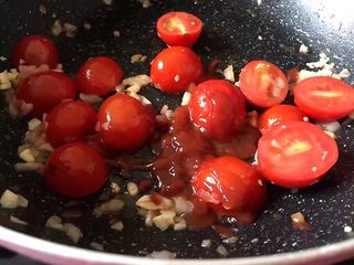 7、番茄意大利面,加入3少番茄酱入锅中