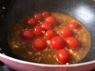 8、番茄意大利面,加入100毫升的水入锅大火煮开