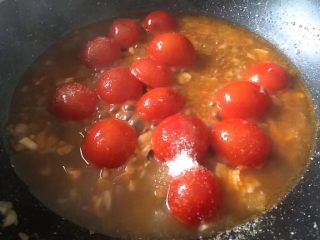 9、番茄意大利面,加人一勺盐一勺白糖入锅