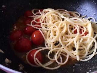 10、番茄意大利面,将意大利面放入锅内，关火用筷子搅拌，让每根面上都沾满酱汁即可