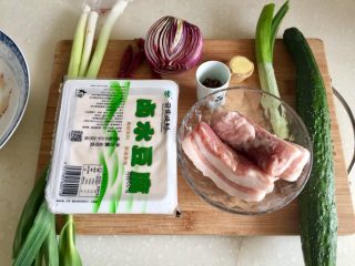 1、给回锅肉找个伴儿➕回锅豆腐回锅肉,食材合照：卤水豆腐一盒（我用了大概2/3），五花肉180g，（上次买的五花肉回家才发现超市阿姨称肉时竟然把肉皮给我去掉了，郁闷，还剩下两块今天一起用掉了）黄瓜一根，大葱葱白一段，姜一块，花椒适量，洋葱半颗，干辣椒四颗，蒜苗三根。还用了一颗鸡蛋，忘记拍了
