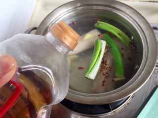 5、给回锅肉找个伴儿➕回锅豆腐回锅肉,加入适量料酒，转小火炖煮10分钟，煮到七成熟，筷子戳没有血水，关火焖着备用