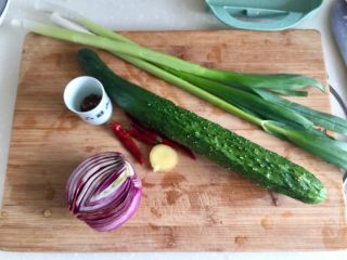 6、给回锅肉找个伴儿➕回锅豆腐回锅肉,黄瓜清洗，洋葱清洗，蒜苗择好清洗，姜干辣椒清洗备用