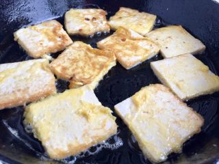 11、给回锅肉找个伴儿➕回锅豆腐回锅肉,煎锅加热，加少许食用油，放入豆腐煎到两面焦黄