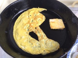 13、给回锅肉找个伴儿➕回锅豆腐回锅肉,还剩下一点蛋液，摊成蛋饼别浪费了????