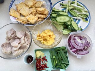18、给回锅肉找个伴儿➕回锅豆腐回锅肉,全部食材准备好