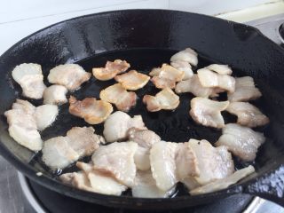 20、给回锅肉找个伴儿➕回锅豆腐回锅肉,放入煮好的五花肉片，小火煸炒出油，薄薄的肉片会卷起呈灯盏状