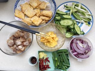 22、给回锅肉找个伴儿➕回锅豆腐回锅肉,肉片，豆腐都煎好了，好多食材啊，哈哈????