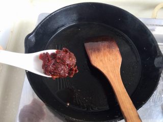 24、给回锅肉找个伴儿➕回锅豆腐回锅肉,加入一勺豆瓣酱，小火煸出红油