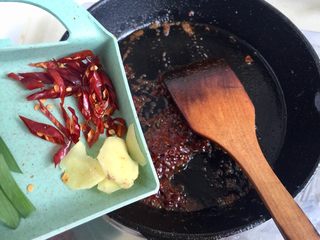 25、给回锅肉找个伴儿➕回锅豆腐回锅肉,加入姜片干辣椒煸香