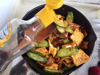 31、给回锅肉找个伴儿➕回锅豆腐回锅肉,豆瓣酱比较咸，淋入少许生抽翻炒均匀