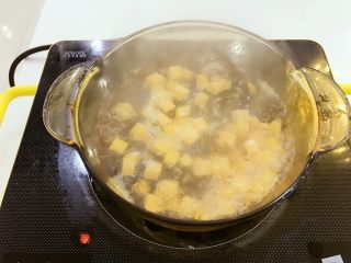 2、宝宝辅食：红薯挤挤面-10M+,加热直至红薯丁八-九成熟，用手捏可以捏碎为止。