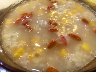 4、宝宝辅食：红薯挤挤面-10M+,小芽还加了几颗洗净泡软的枸杞，这个大家可以不加的哈，特别是小小宝。