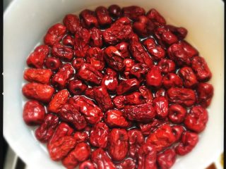 2、端午节 枣粽,将大枣泡软水洗干净