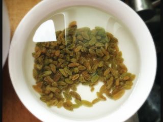 3、端午节 枣粽,泡软葡萄干，沥干水待用