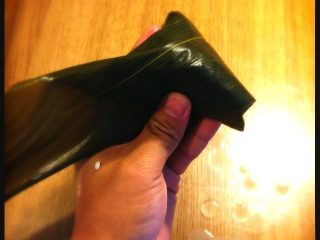 7、端午节 枣粽,用另外一只手反向压过粽叶，盖住糯米顶部，同时用拇指和食指掐住两侧、形成一个立体的三角体。注意粽叶两侧要折过来盖住顶部，避免里面的糯米散出。