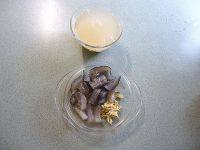 2、海参小米粥,小米浸泡约二十分钟左右。海参解冻后切片,姜切丝。