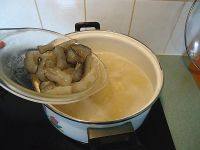 4、海参小米粥,加入切好的海参丝。